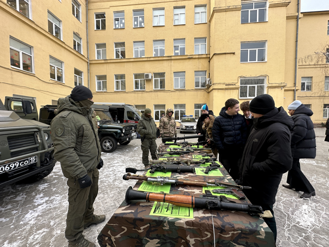 Полевую кухню и выставку техники организовали для школьников волгоградские росгвардейцы