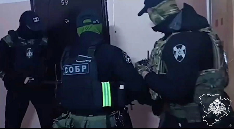В Волжском спецназ Росгвардии задержал подозреваемых в вовлечении в занятие проституцией 