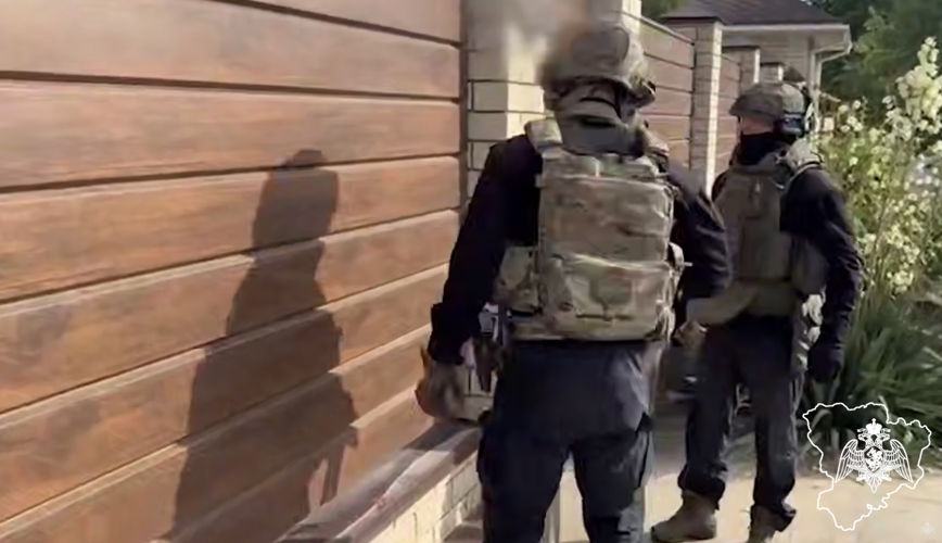 В Волжском при силовой поддержке спецназа Росгвардии задержаны подозреваемые в коррупционной схеме 