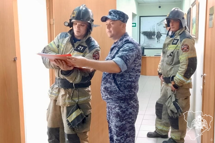 Сотрудники региональных управлений Росгвардии и МЧС провели совместную тренировку в Волгограде