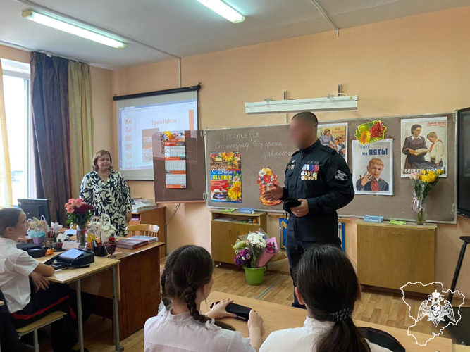 В Волгоградской области росгвардейцы поздравили учащихся с Днем знаний