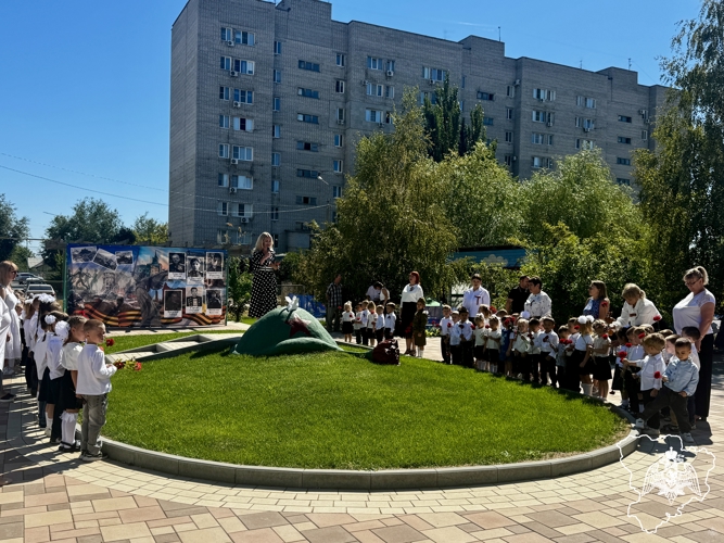 В Волгограде росгвардейцы стали участниками церемонии открытия памятной аллеи