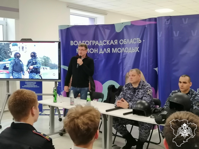 В Волгограде росгвардейцы провели профориентационную встречу  со старшекласcниками