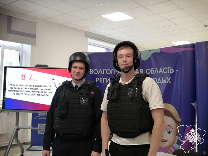В Волгограде росгвардейцы провели профориентационную встречу  со старшекласcниками