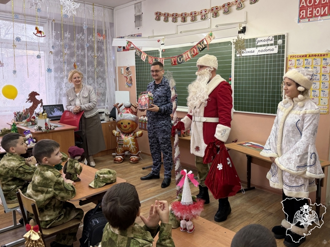 Дед Мороз специального назначения Росгвардии побывал в гостях у волжских кадет