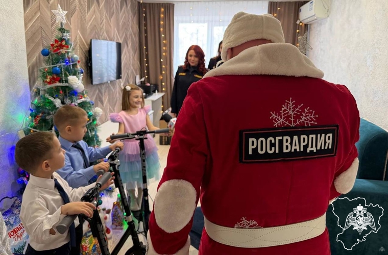 В Волгограде сотрудники Росгвардии исполнили новогодние желания детей