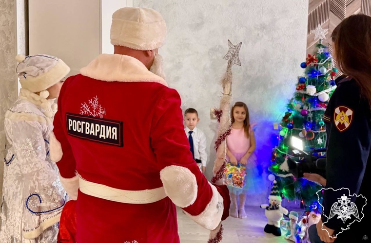 В Волгограде сотрудники Росгвардии исполнили новогодние желания детей
