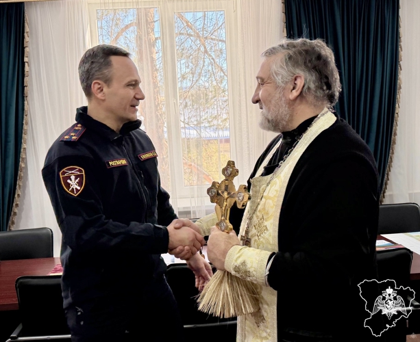 Священник Храма всех Святых навестил росгвардейцев в православный праздник 