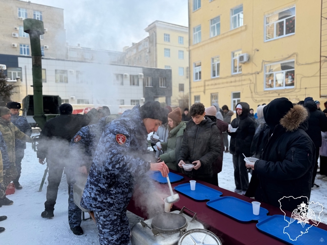 Полевую кухню организовали для школьников волгоградские росгвардейцы