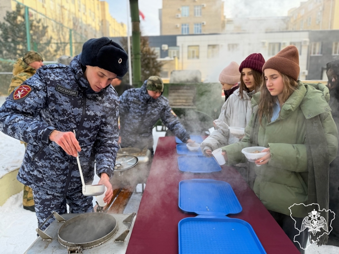 Полевую кухню организовали для школьников волгоградские росгвардейцы