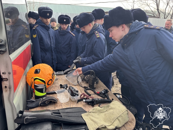 День открытых дверей провели росгвардейцы для кадет следственного комитета