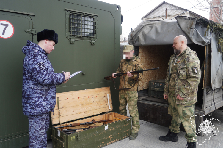Волгоградские росгвардейцы передали больше 200 единиц оружия в зону СВО