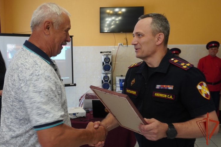 В год 10 - летия Росгвардии в Волгограде росгвардейцы провели торжественное мероприятие ко Дню России