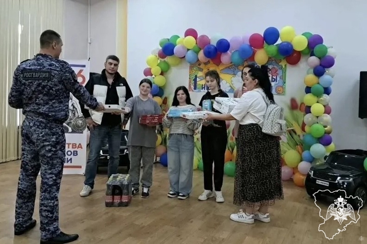 Волгоградские росгвардейцы поздравили ребят из подшефного детского дома