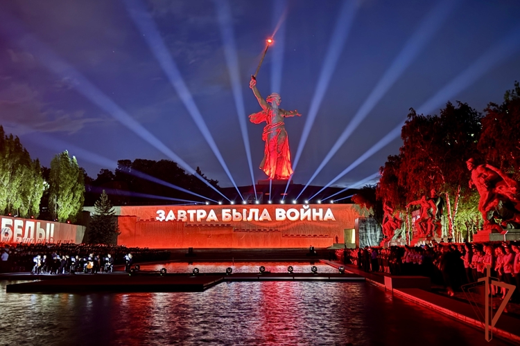 В Волгограде сотрудники Росгвардии зажгли «свечи памяти» на Мамаевом кургане 
