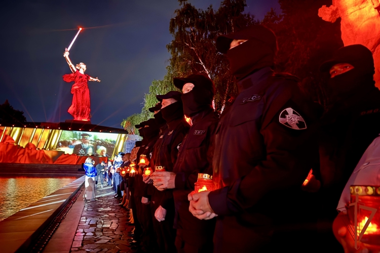 В Волгограде сотрудники Росгвардии зажгли «свечи памяти» на Мамаевом кургане 