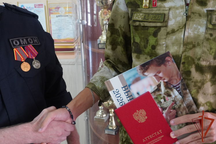 Сотрудники Росгвардии вручили аттестаты выпускникам специализированного класса в Волжском