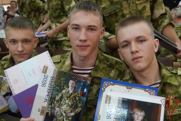 Сотрудники Росгвардии вручили аттестаты выпускникам специализированного класса в Волжском