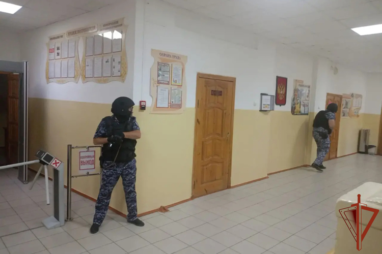 Сотрудники Росгвардии Волгоградской области приняли участие во всероссийских учениях в образовательных учреждениях