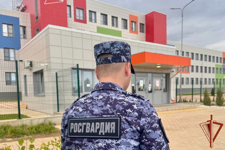 Росгвардейцы проверяют готовность школ к новому учебному году