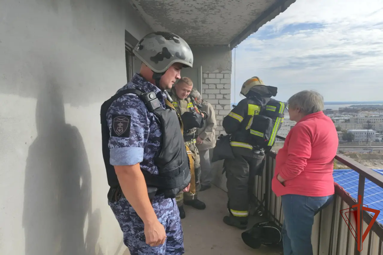 Сотрудники вневедомственной охраны Росгвардии в Волгограде предотвратили распространение пожара в многоквартирном доме