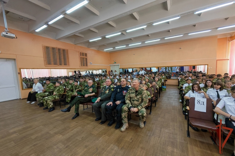 Сотрудники ОМОН «Сталинград» поздравили учащихся специализированных классов Росгвардии и МВД с Днём знаний