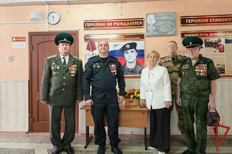 Сотрудники ОМОН «Сталинград» поздравили учащихся специализированных классов Росгвардии и МВД с Днём знаний