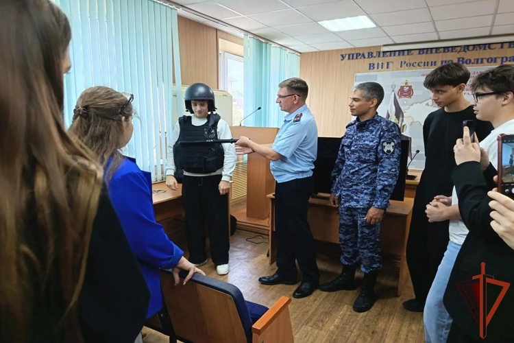 Росгвардейцы провели День открытых дверей для студентов в Волгограде