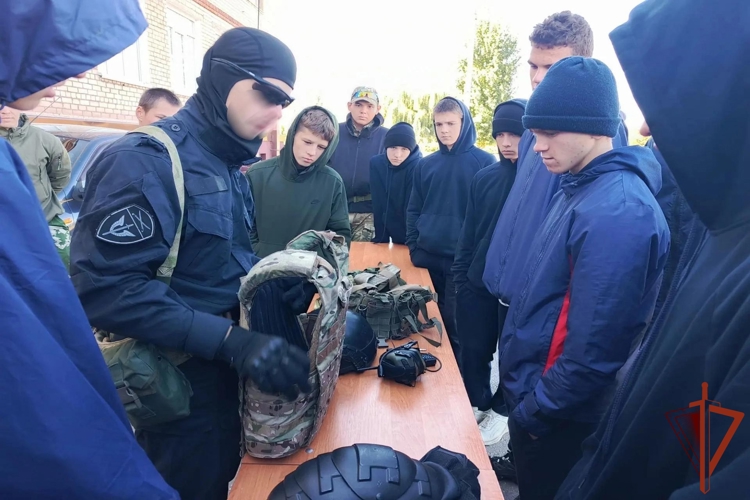 Сотрудники ОМОН «Сталинград» провели военно‑тактические занятия для кадетов